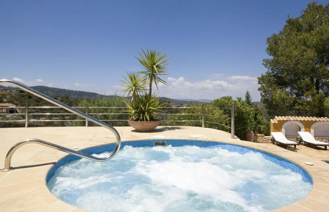 1679331730-Luxury property Barcelona mas Don juan jacuzzi.webp